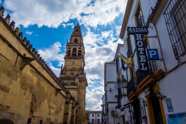 Cordoba, İspanya - 10 Mayıs 2025 - Mezquita-Katedral 'in dış görünümü (Cami Katedrali) 