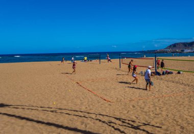 Las Palmas, Gran Canaria (İspanya) - 14 Mayıs 2025 - Las Canteras Sahili 'nde raket sporu yapan insanlar