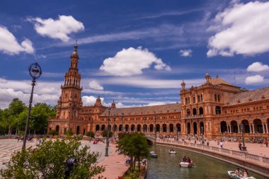 Sevilla, İspanya - 10 Mayıs 2025 - İspanya Meydanı (Plaza de Espana)