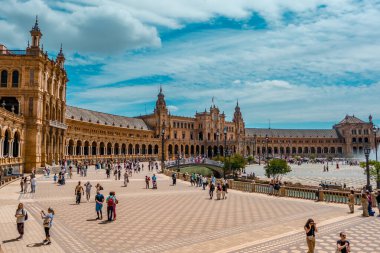 Sevilla, İspanya - 10 Mayıs 2025 - İspanya Meydanı (Plaza de Espana)