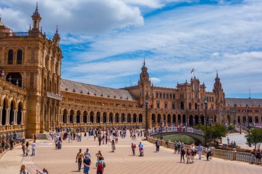 Sevilla, İspanya - 10 Mayıs 2025 - İspanya Meydanı (Plaza de Espana)