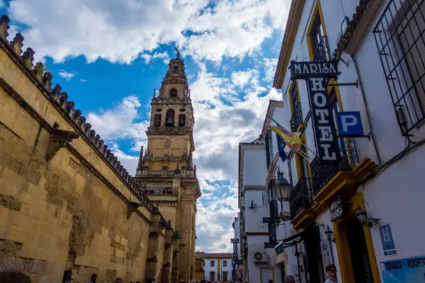 Cordoba, İspanya - 10 Mayıs 2025 - Mezquita-Katedral 'in dış görünümü (Cami Katedrali) 