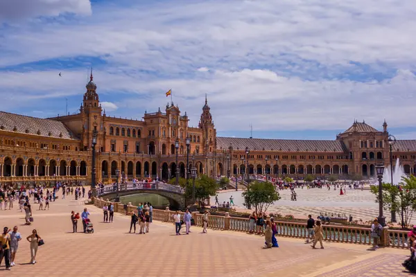 Sevilla, İspanya - 10 Mayıs 2025 - İspanya Meydanı (Plaza de Espana)