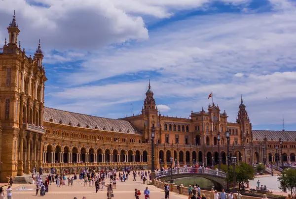 Sevilla, İspanya - 10 Mayıs 2025 - İspanya Meydanı (Plaza de Espana)