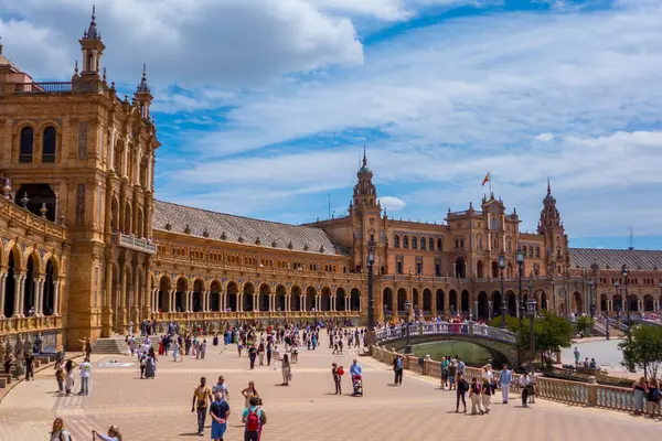 Sevilla, İspanya - 10 Mayıs 2025 - İspanya Meydanı (Plaza de Espana)