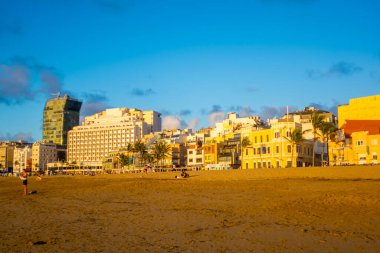 Las Palmas, İspanya (Gran Canaria) - 14 Mayıs 2025 - Gün batımında Las Canteras Sahili