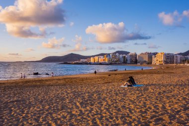 Las Palmas, İspanya (Gran Canaria) - 14 Mayıs 2025 - Gün batımında Las Canteras Sahili