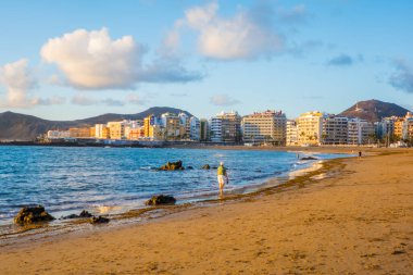 Las Palmas, İspanya (Gran Canaria) - 14 Mayıs 2025 - Gün batımında Las Canteras Sahili