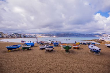 Las Palmas, İspanya (Gran Canaria) - 14 Mayıs 2025 - Gün batımında Las Canteras Sahili