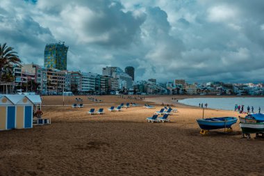 Las Palmas, İspanya (Gran Canaria) - 14 Mayıs 2025 - Gün batımında Las Canteras Sahili