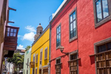 Las Palmas, Gran Canaria (İspanya) - 13 Mayıs 2025 - Tarihi Vegueta Kasabası 'ndaki geleneksel binalar