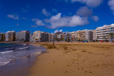 Las Palmas, Gran Canaria (İspanya) - 15 Mayıs 2025 - Las Canteras Sahili 'nin gündüz manzarası