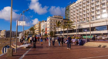 Las Palmas, Gran Canaria (İspanya) - 15 Mayıs 2025 - Las Canteras Sahili 'nin gün batımı manzarası