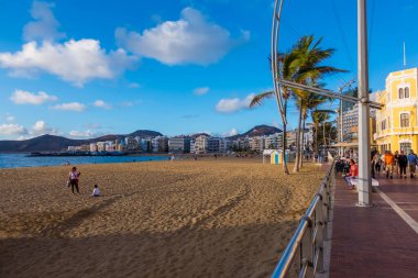 Las Palmas, Gran Canaria (İspanya) - 15 Mayıs 2025 - Las Canteras Sahili 'nin gün batımı manzarası