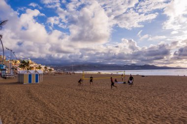 Las Palmas, Gran Canaria (İspanya) - 15 Mayıs 2025 - Las Canteras Sahili 'nin gün batımı manzarası