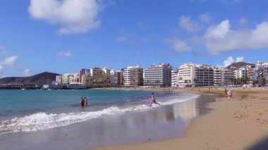 Las Palmas, Gran Canaria (İspanya) - 14 Mayıs 2025 - Las Canteras Plajı 'ndaki insanlar