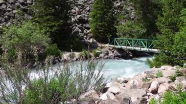 Akan nehirler ve dramatik manzaralar Ala Archa Ulusal Parkı, Kırgızistan