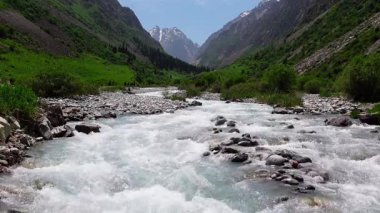 Akan nehirler ve dramatik manzaralar Ala Archa Ulusal Parkı, Kırgızistan