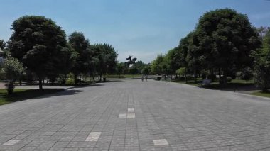 Taşkent, Özbekistan - 1 Haziran 2025 - Amir Temur Meydanı 'nda yürüyor