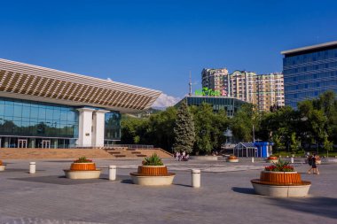 Almaty, Kazakistan - 12 Haziran 2025 - Kok Tobe teleferik girişi