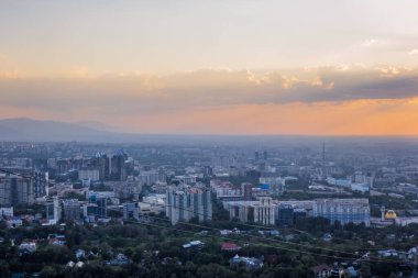Almaty 'nin hava panoramik günbatımı görüntüsü, Kok Tobe' den Kazakistan