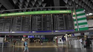 Frankfurt, Almanya - 20 Haziran 2025 - FRA Havaalanı Terminali 1.