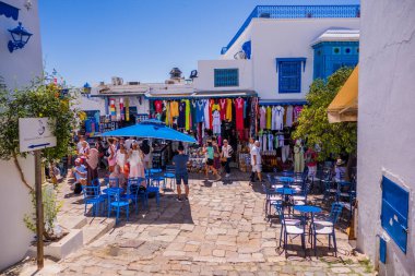 Sidi Bou Said, Tunus - 13 Eylül 2025 - Sidi Bou Said 'deki turist ve pazarlar