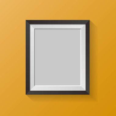Resim çerçevesi sarı duvarda izole edilmiş. Gerçekçi kare boş fotoğraf çerçevesi.