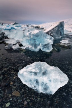 İzlanda 'daki Elmas Sahili yakınlarındaki buzdağı parçaları, Jokulsarlon Buzul lagünü, İzlanda' nın ünlü simgesi, doğal rezerv, manzara fotoğrafçılığı kış mevsimi