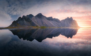 Vestrahorn Dağı 'nın güzel manzarası. Gün doğumunda mükemmel bir sükunet yansıması, dinginlik, dinginlik, güzel renkli gökyüzü, İzlanda seyahati.