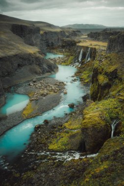 İzlanda Dağları 'nda şelaleli Sigoldugljufur kanyonu, Landmannalaugar yakınlarında, ıssız, ulaşılması zor. İzlanda 'da vahşi yaşam