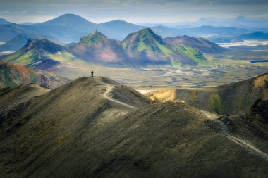 Landmannalaugar, İzlanda Dağları 'nda yürüyüş, macera konsepti, huşu, doğa