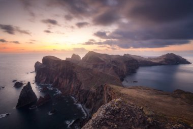Portekiz, Madeira 'daki Ponta do Sao Lourenco' da dramatik bir gün doğumu. Adanın doğu tarafındaki volkanik manzara