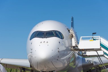 Geniş gövdeli yolcu uçağı. Uçak kokpiti ön camı ve burnu merdiveni olan.