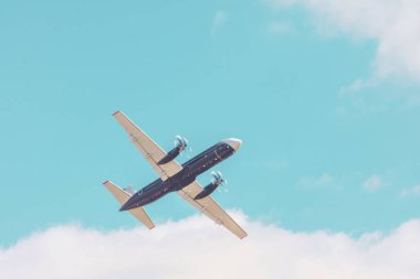 Pervane düzlemi mavi gökyüzünde irtifa kazanıyor