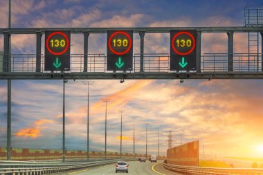 Sabahın köründe otoyolda asgari hızda parlayan işaretler.