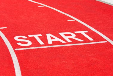 Yazı kırmızı koşu bandında başlıyor.