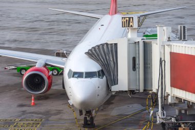 Uçak terminalin kapısına ışınlanarak yanaştı.