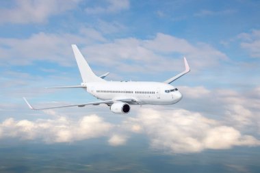 Gökyüzünde uçan beyaz yolcu uçağı arka planda inanılmaz bulutlar - hava taşımacılığı ile seyahat