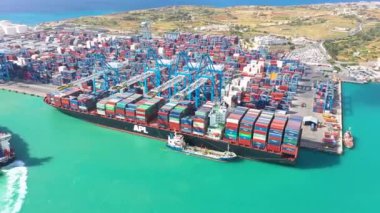 Boşaltma sırasında limanda konteyner taşımak için Büyük Apl kargo gemisi. Malta, Il Brolli Marsaxlokk, Malta-Freeport. 05 Mayıs 2019