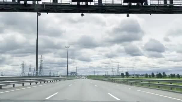 Autostrada Jadąca Szybkim Pasem Znakami Prędkości 130 Pochmurny Dzień — Wideo stockowe