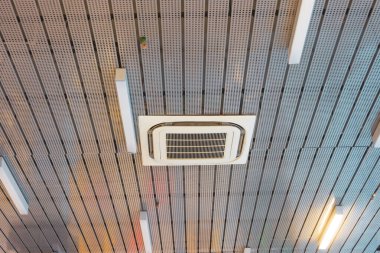 Büyük odaların havalandırması ve hava dolaşımı için tavana monte edilmiş klima.