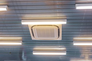 Büyük odaların havalandırması ve hava dolaşımı için tavana monte edilmiş klima.