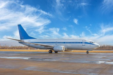 Havaalanındaki takside yolcu uçağı taksisi, yan görüş.