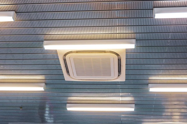 Büyük odaların havalandırması ve hava dolaşımı için tavana monte edilmiş klima.