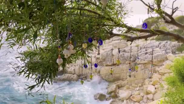 Souvenirs Form Blue Eyes Hanging Rope Tree Rock Cliff Beautiful — Vídeo de Stock