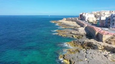 Kayalık sahil şeridinde ve Arap tarzında küçük bir kasabada uçuş.