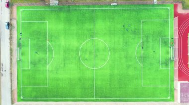 Futbol sahasının en üst görüntüsü, futbol oynayan insanlar.