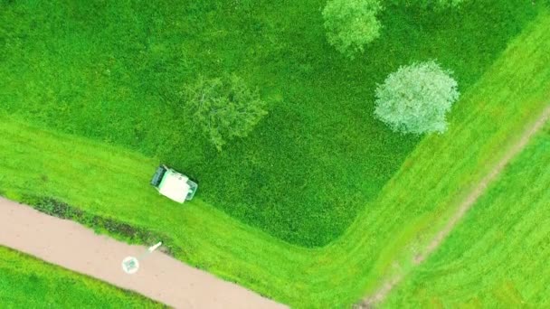 Aerial View Car Lawn Mower Green Grass Mower Grass Equipment — Stock videók