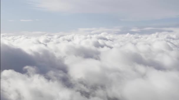 Voando Através Nuvens Stratocumulus Nuvens Céu Azul Claro Fundo Avião — Vídeo de Stock